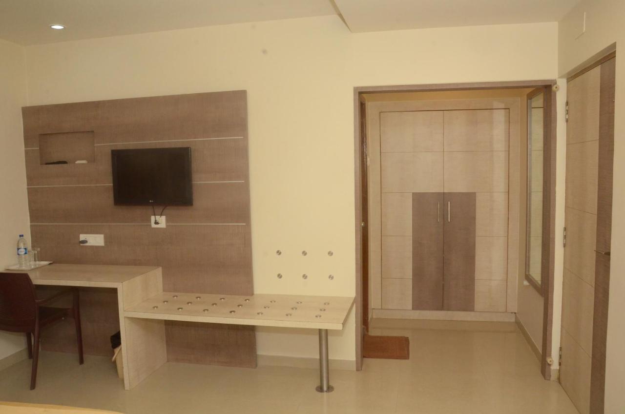 Hotel Kanakabhishegam First Hotel From The Thirukadaiyur Temple Tirukkadaiyur Exterior foto
